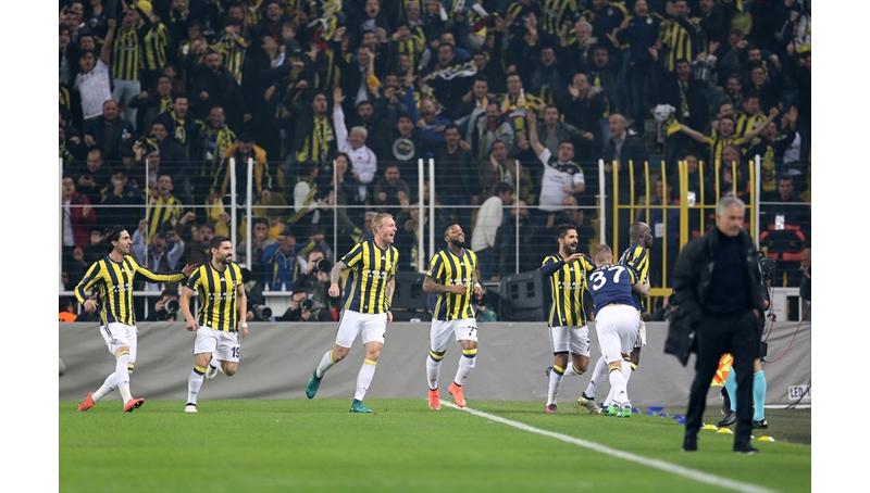 Fenerbahçe Kadıköy'de Manchester'ı ezerek yendi