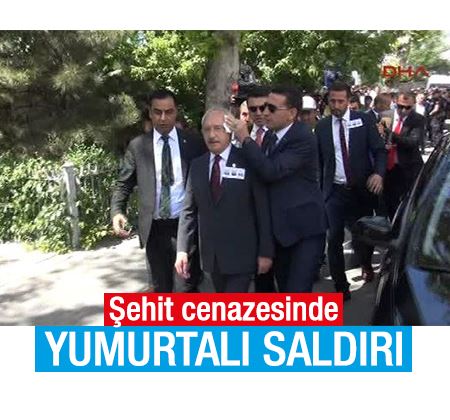 Kemal Kılıçdaroğlu'na şehit cenazesinde yumurta attılar 